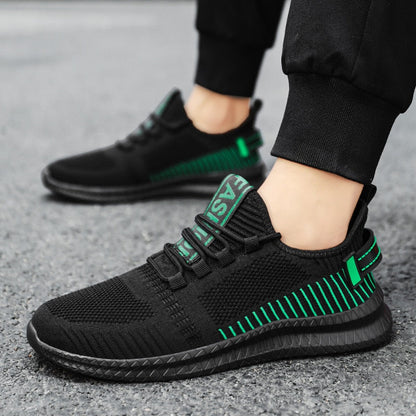 Schwarze Sportschuhe mit grünen Streifen, atmungsaktives Mesh, ideal für Herrenlauftraining.