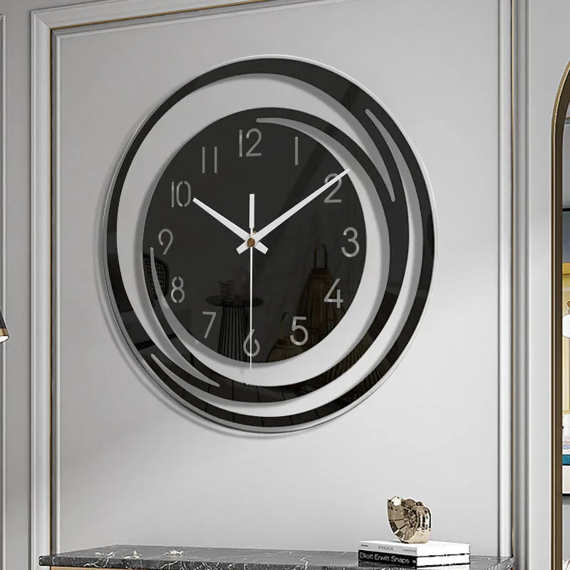 Moderne schwarze Wanduhr mit silbernen Akzenten, minimalistisches Design, Wohnzimmerdekoration.