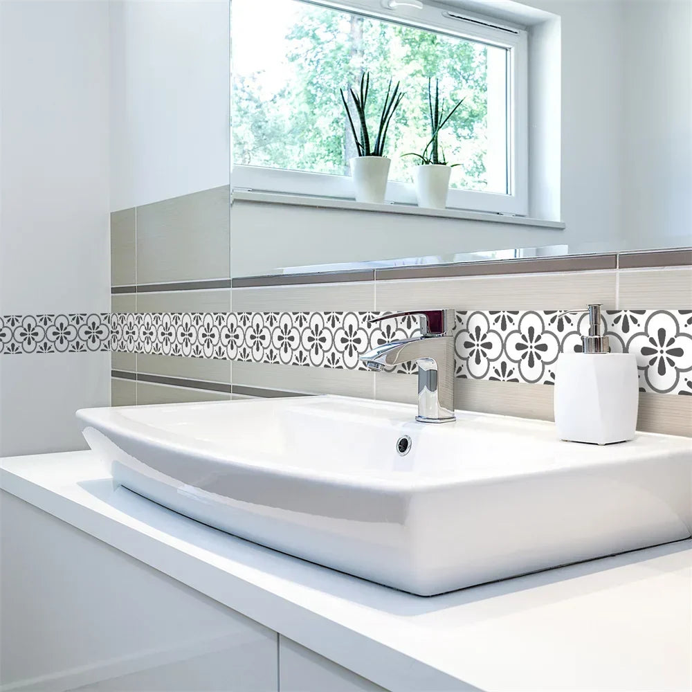 Grau-weiße Blumenbordüre an der Wand über einem weißen Waschbecken mit Chrom-Armatur und Fenster 9
