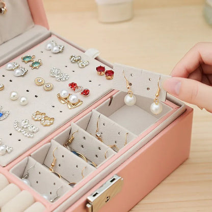 Rosa Schmuckkästchen mit Ohrringen und Ringen, Organizer für Schmuckaufbewahrung, elegant.