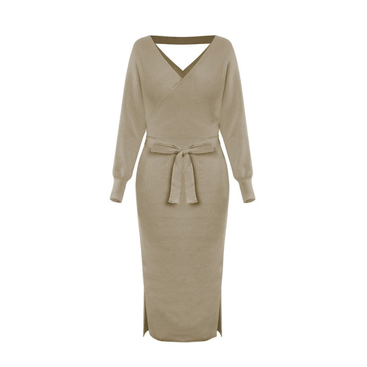 Beiges Strickkleid mit V-Ausschnitt, Langarm, Taillengürtel, knielang, Damenmode.