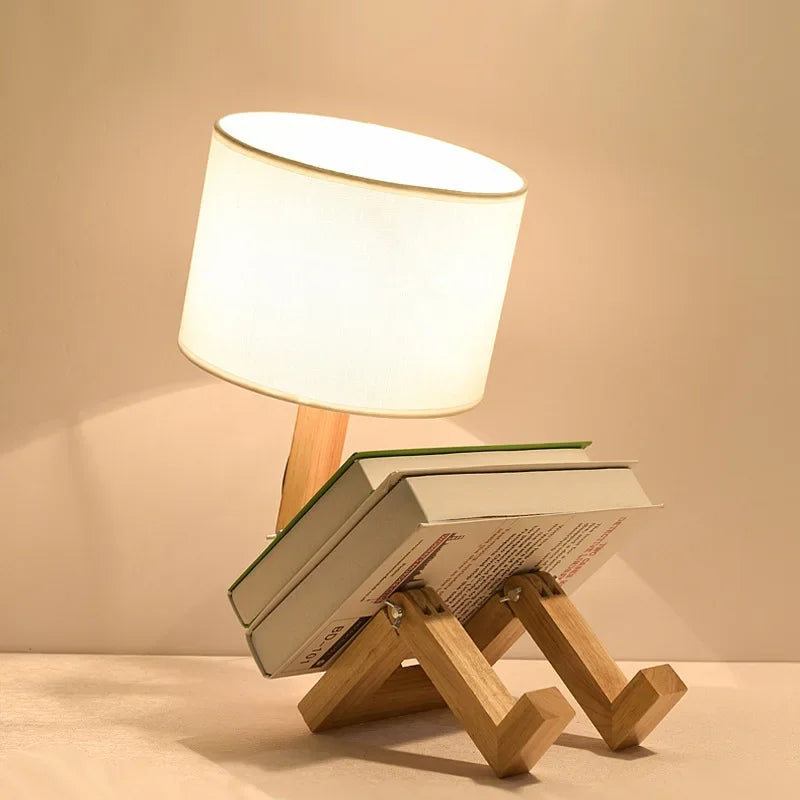 Moderne Tischlampe aus Holz mit Buchhalter, weißer Lampenschirm, skandinavisches Design.