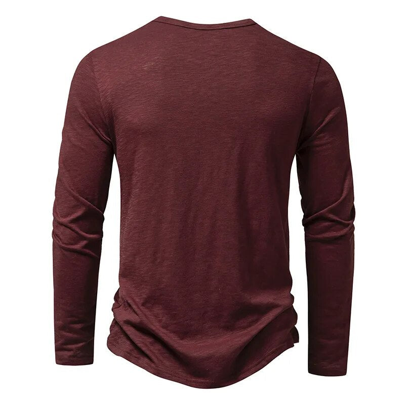Rückansicht des weinroten Langarmshirts mit melierter Struktur, rundem Ausschnitt und gerundetem Saum. 13