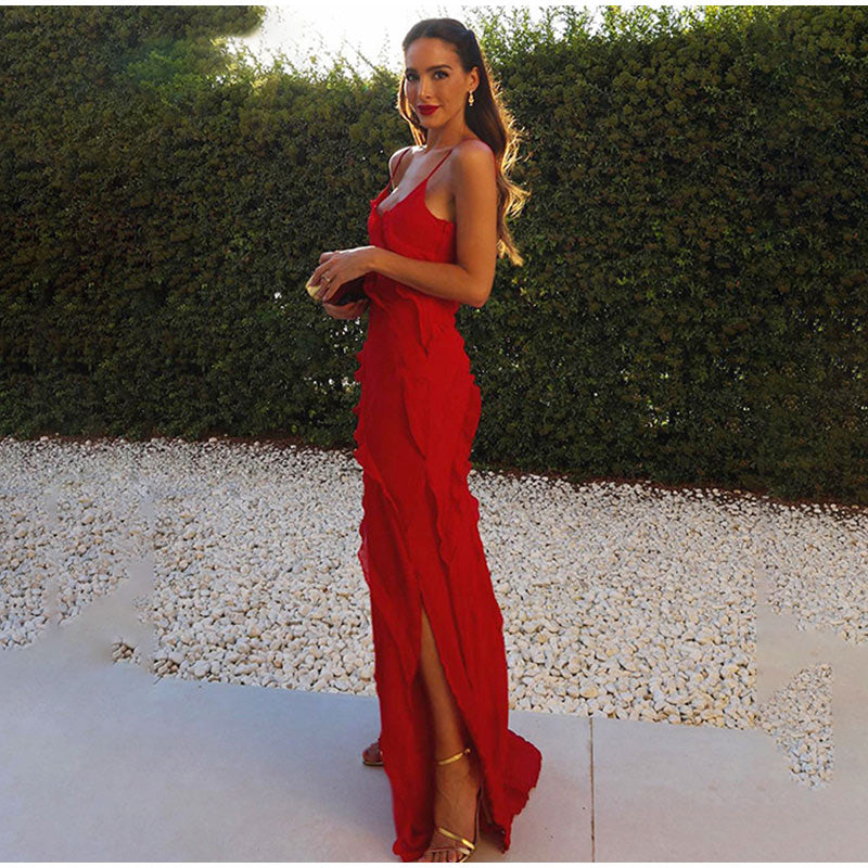 Frau im langen roten Abendkleid mit Spaghettiträgern, elegantes Design, Gartenhintergrund.