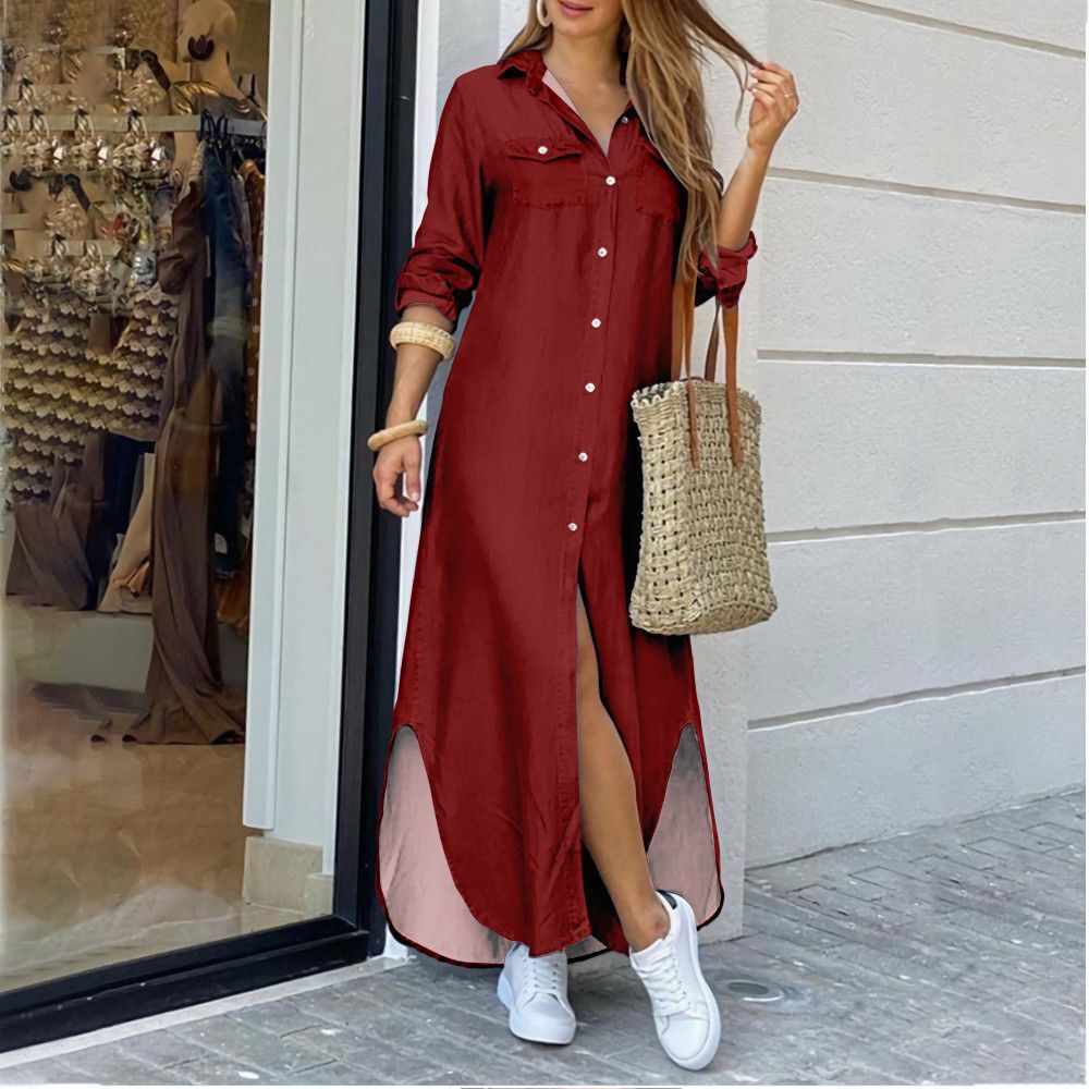 Frau in rotem Hemdkleid, Strohtasche, weiße Sneaker, Sommermode, lässiger Stil.