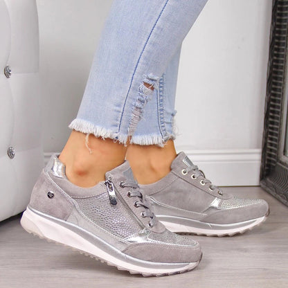 Graue Sneaker mit seitlichem Reißverschluss und Glitzersteinen, getragen zu hellen Jeans mit Fransensaum 2