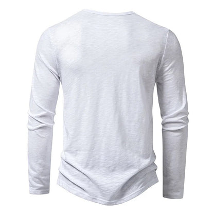 Rückansicht des weißen Langarmshirts mit schlichtem Rücken, rundem Halsausschnitt und leicht gerundetem Saum. 11