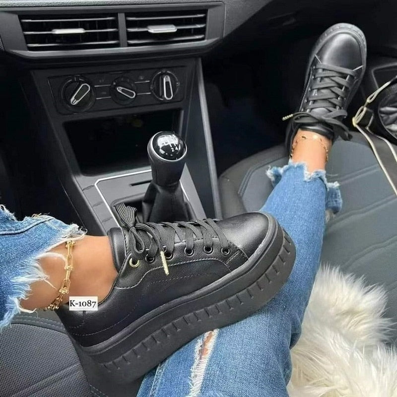 Schwarze Plateau-Sneaker aus Leder, getragen im Auto, modisch, Damen, lässig, bequem.