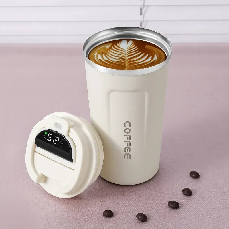 Weißer Thermobecher mit digitalem Display, Latte Art Kaffee, isoliert, wiederverwendbar.