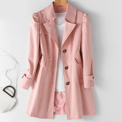 Rosa Damen-Trenchcoat aus Baumwolle, knielang, mit Knöpfen, modisch, elegant, auf Holzkleiderbügel.
