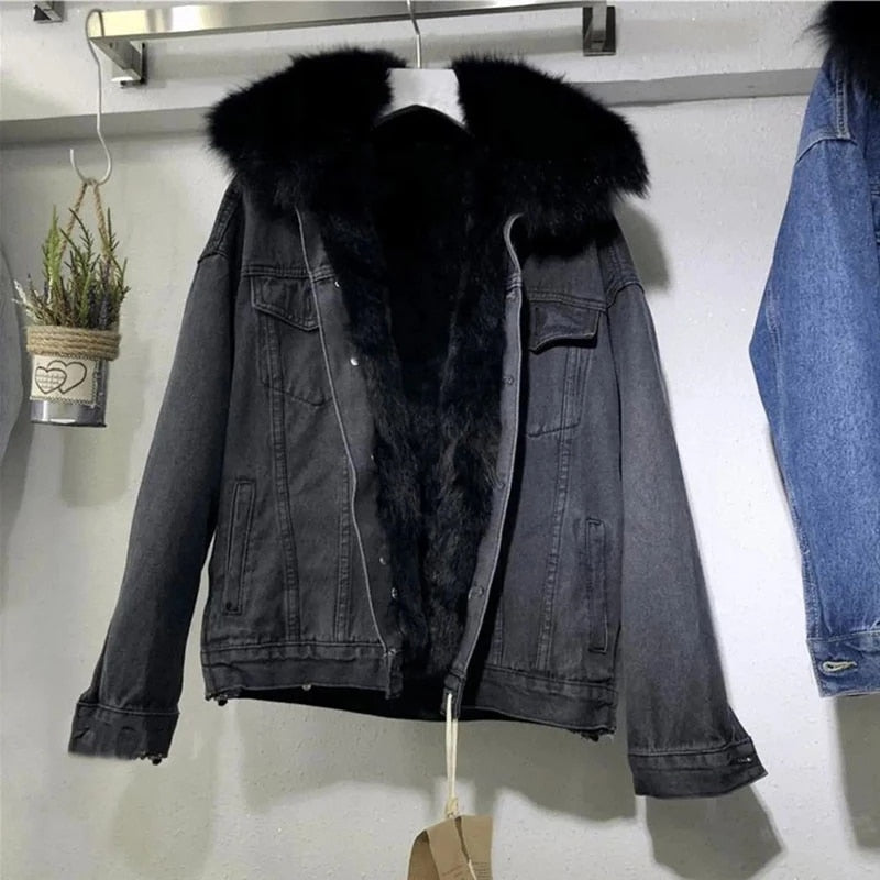 Schwarze Jeansjacke mit Kunstfellkragen, Herrenmode, Winterjacke, lässiger Stil.