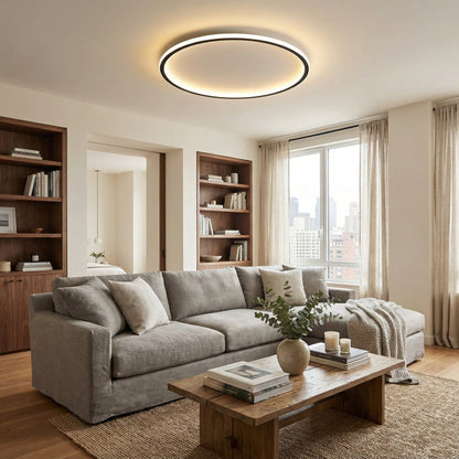 Runde Deckenleuchte über einem Wohnzimmer mit grauem Sofa, Holzregalen, Couchtisch und großem Fenster. 4