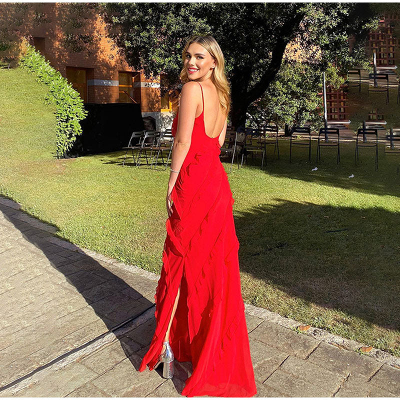Frau im eleganten roten Abendkleid im Freien, Sommermode, festliche Kleidung.