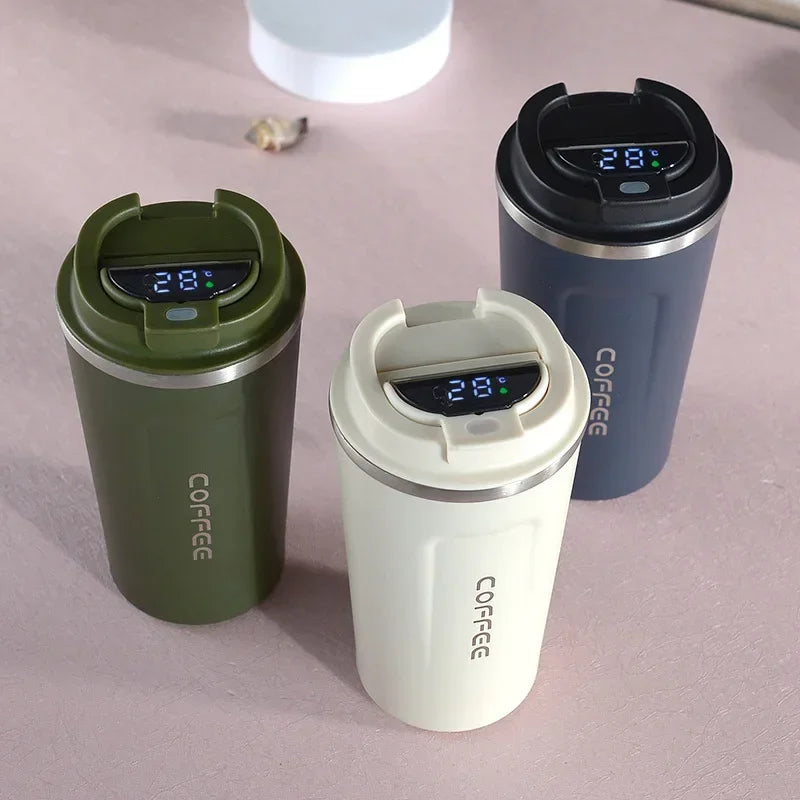 Drei Thermobecher mit Temperaturanzeige, grün, weiß, schwarz, Edelstahl, Kaffee.