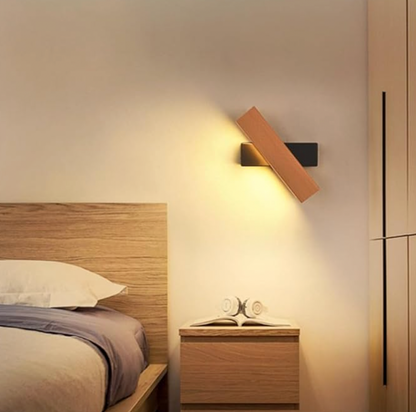 Gedrehte Wandlampe mit schwarzer Halterung über dem Nachttisch im Schlafzimmer neben Holzbett und Kopfhörern. 6