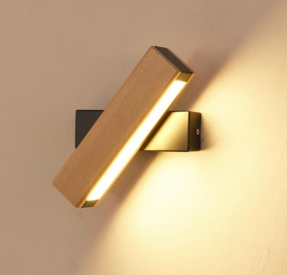 Nahaufnahme der schräg gedrehten Holzleiste mit warmem LED-Licht und schwarzem Wandarm. 7