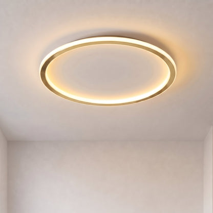 Leuchtender goldener Ring an einer hellen Zimmerdecke, Gesamtansicht von unten mit warmem Licht 1