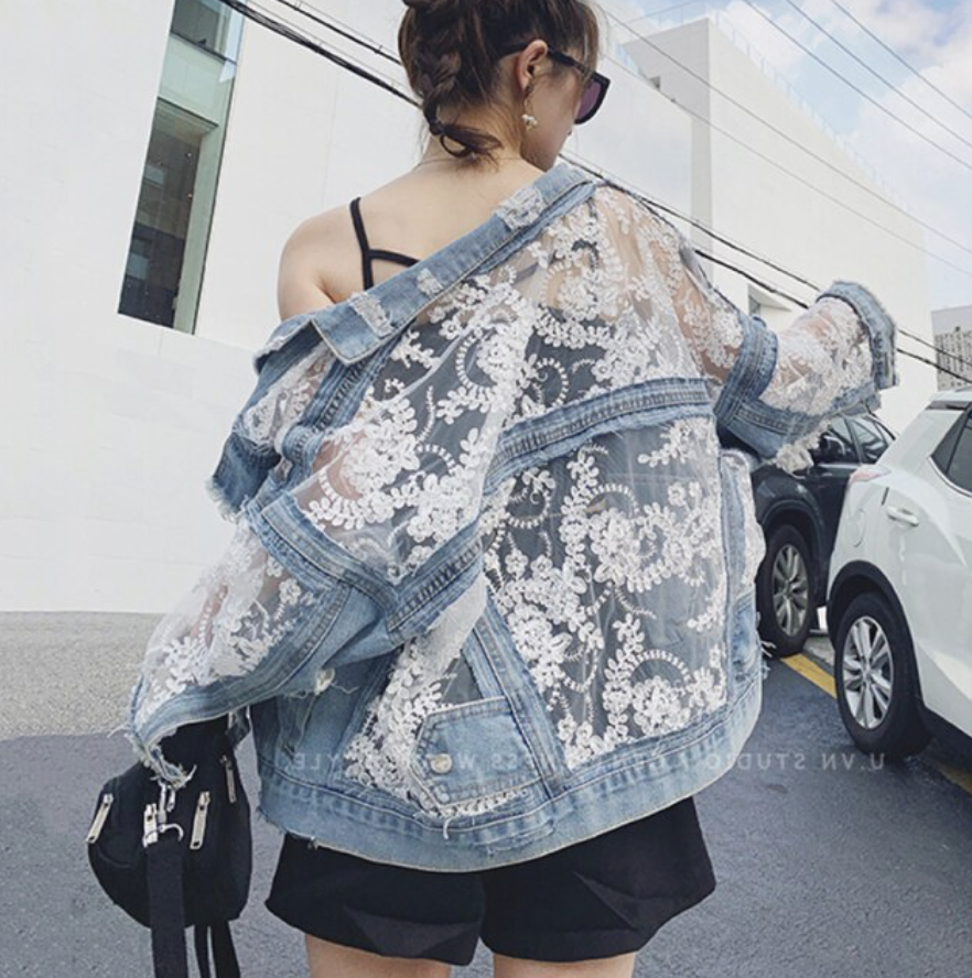 Frau in Spitzen-Jeansjacke, Sommermode, Straßenstil, lässig, modisch, urban, Rückansicht.