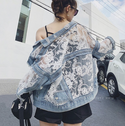 Frau in Spitzen-Jeansjacke, Sommermode, Straßenstil, lässig, modisch, urban, Rückansicht.