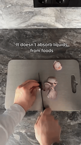 Draufsicht auf das graue Metallbrett, auf dem ein Stück Fleisch mit einem Messer geschnitten wird, Videostandbild mit Textoverlay zur Flüssigkeitsaufnahme. 7