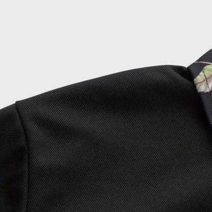 Schwarzes Polohemd aus Baumwolle, Nahaufnahme, Textur, Herrenmode, klassisches Design.
