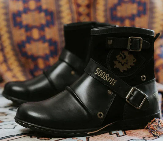Schwarze Lederstiefel mit Schnallen, Löwenemblem, stilvoll, robust, Herrenmode.