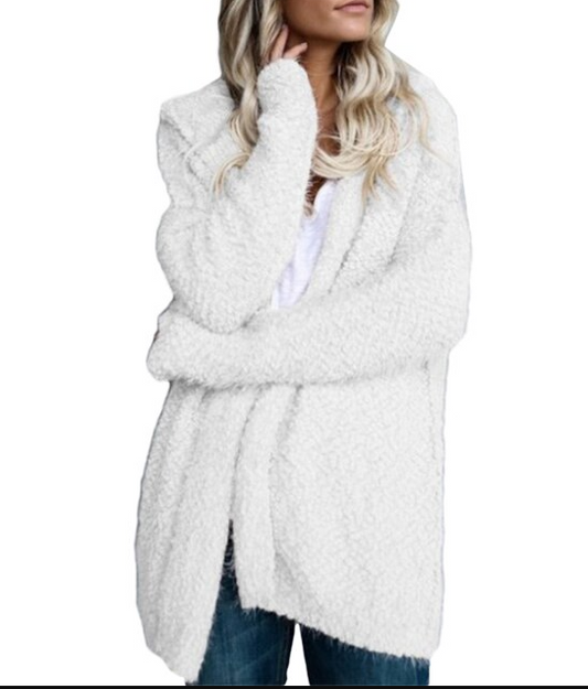 Weiße Damen-Strickjacke, flauschig, langärmelig, modisch, bequem, Winterkleidung.