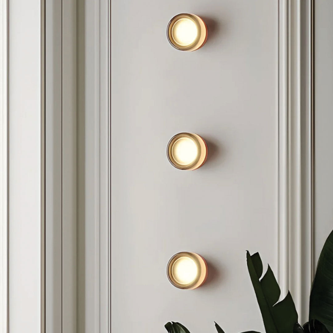 Moderne runde Wandleuchten, goldfarben, LED, minimalistisch, Innenbeleuchtung, vertikale Anordnung.