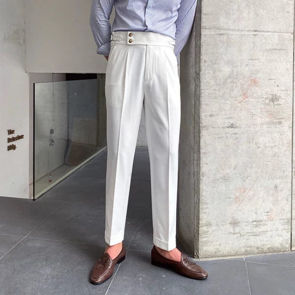 Elegante weiße Herrenhose, gerade geschnitten, kombiniert mit braunen Lederschuhen.