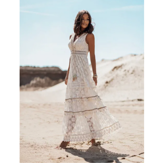 Frau im weißen Spitzenkleid in Wüste, Sommermode, Boho-Stil, ärmellos, langes Kleid.
