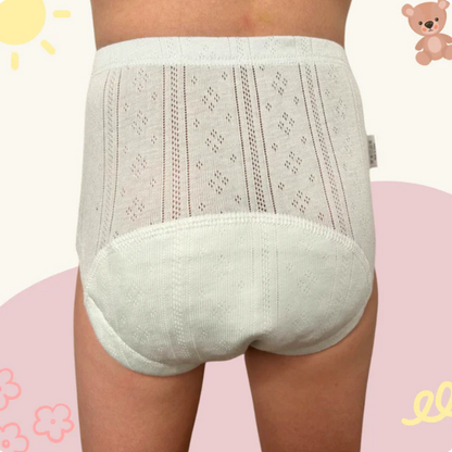 Weiße Baby-Strickwindel, atmungsaktiv, mit Spitzenmuster, für Komfort und Hautfreundlichkeit.