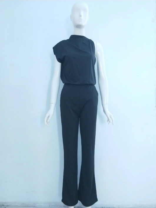 Schaufensterpuppe mit schwarzem ärmellosen Jumpsuit, elegantes Design, Damenmode.