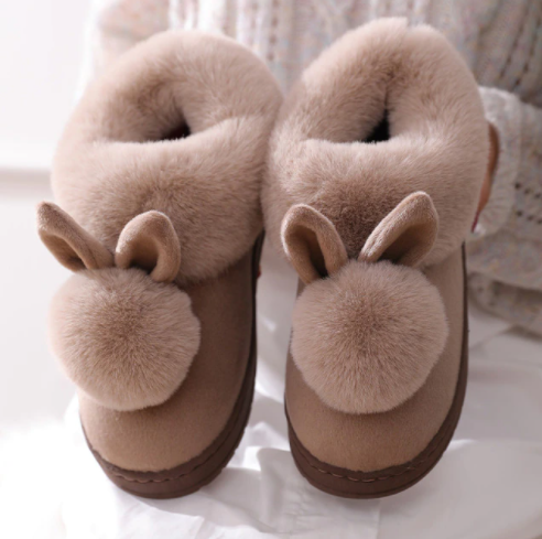 Kuschelige braune Hausschuhe mit Hasenohren und Bommel, Damen Wintermode, Plüschfutter.