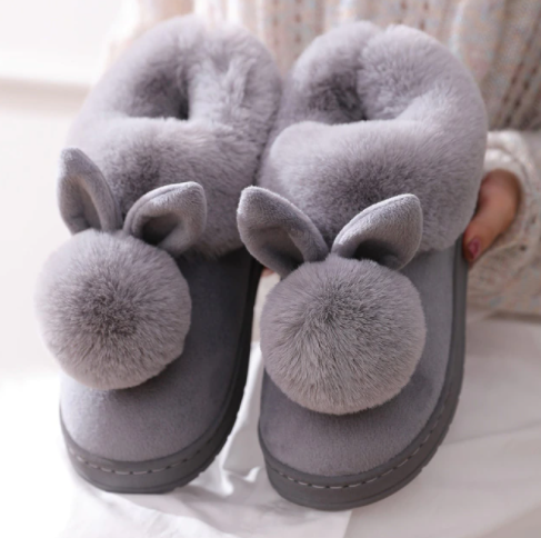 Graue Plüsch-Hausschuhe mit Hasenohren und Bommel, Damen, warm, gemütlich.