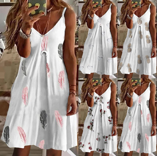 Frau in weißem Sommerkleid mit buntem Feder- und Blumenmuster, ärmellos, V-Ausschnitt.