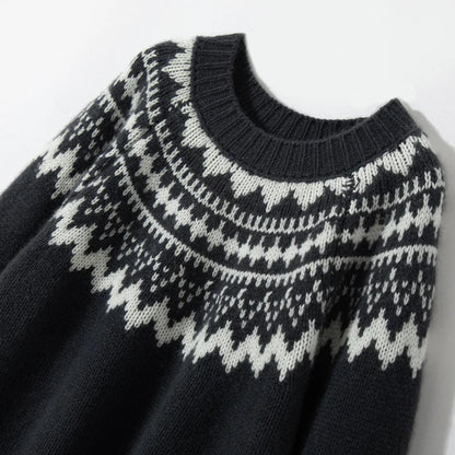 Schwarzer Norwegerpullover mit weißem Strickmuster, Wintermode, warme Kleidung.