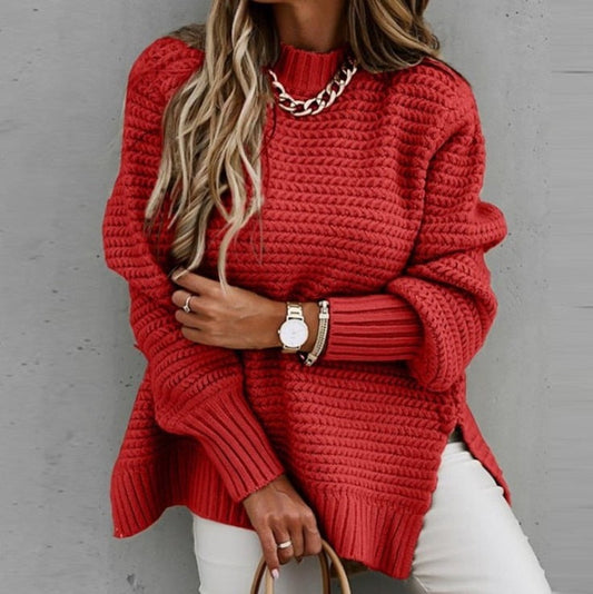 Frau in rotem Strickpullover, goldene Kette, weiße Hose, modisch, Herbstmode.
