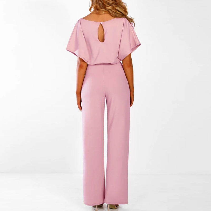 Frau in rosa Jumpsuit mit weitem Bein und Rückenausschnitt, elegantes Damenoutfit.