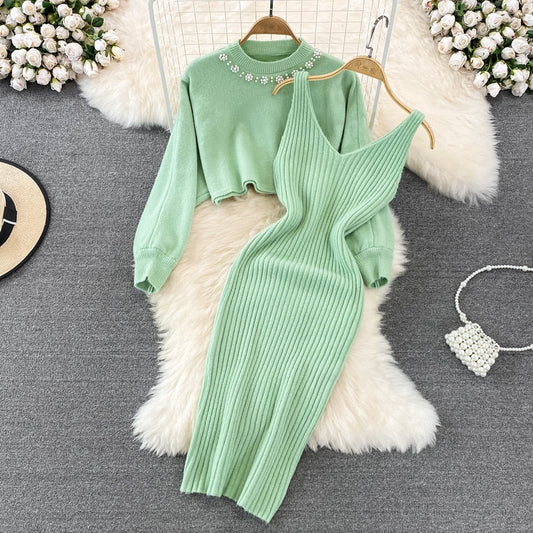 Grünes Strickkleid und Pullover-Set, Damenmode, elegant, Herbst, Strickwaren, Blumenmuster.