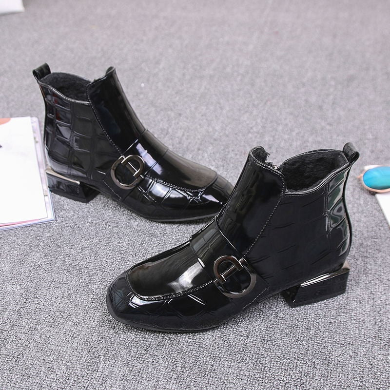 Schwarze Lackleder-Stiefeletten mit Schnalle, Krokodilprägung, Damenmode, elegant.