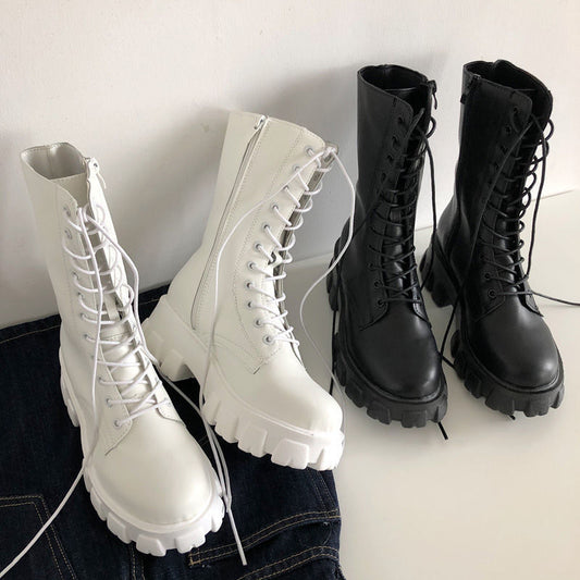 Weiße und schwarze Damen-Schnürstiefel, klobige Sohle, Leder, modisch, robust.
