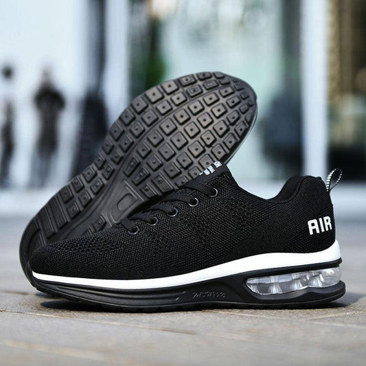 Schwarzer Sportschuh mit Luftpolstersohle, atmungsaktivem Mesh-Obermaterial, ideal zum Laufen.