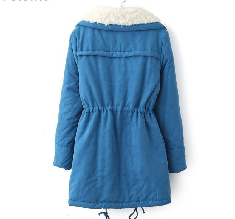 Blaue Damenjacke mit weißem Kunstfellkragen, Wintermantel, warm, modisch, Rückansicht.