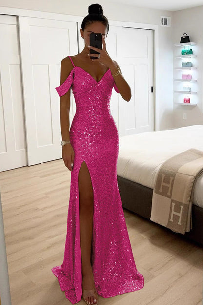 Das Kleid in leuchtendem Pink, getragen von einer Frau im Spiegelselfie vor weißen Schranktüren 2