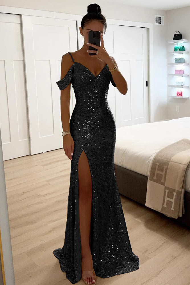 Das Kleid in Schwarz mit glitzernden Pailletten, Ganzkörperansicht der Trägerin vor dem Spiegel 4