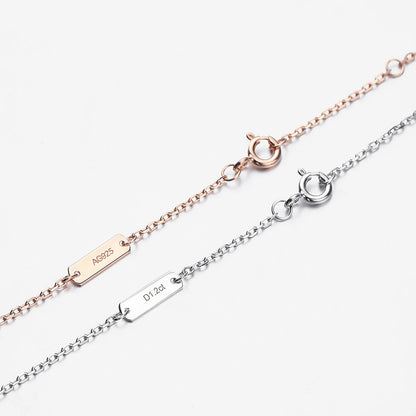 Zwei Armbänder aus Silber und Roségold mit Gravur, feine Ketten, elegantes Schmuckdesign.