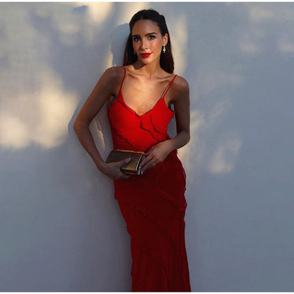 Frau in rotem Abendkleid mit Clutch, elegantes Outfit, Abendmode, glamouröses Event.