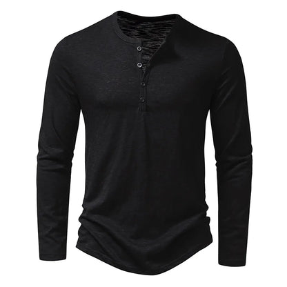 Schwarzes Henley-Shirt mit langen Ärmeln, Vorderansicht mit vier Knöpfen und rundem Ausschnitt auf hellem Hintergrund. 16
