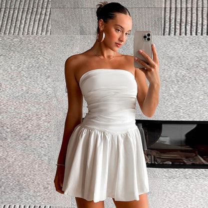 Weißes, trägerloses Minikleid mit gerafften Details – Nikki