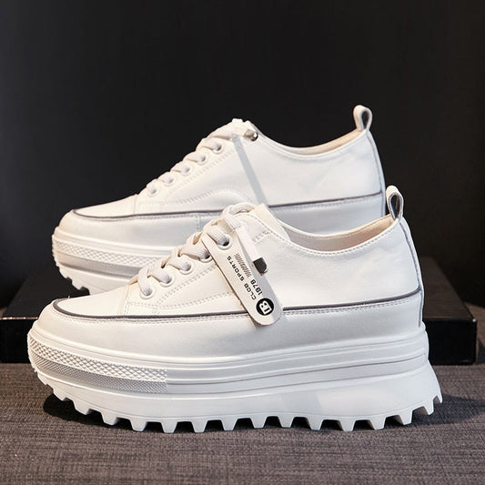 Weiße Plateau-Sneaker aus Leder mit dicker Sohle, modisch und bequem für Damen.